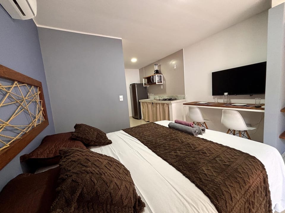 Communal lounge/ TV room, Bed, TV and multimedia, Photo of the whole room, Bedroom, air conditioner