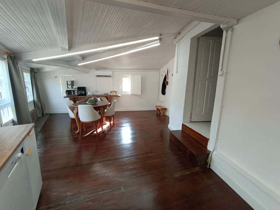 Kitchen or kitchenette, Seating area, Dining area