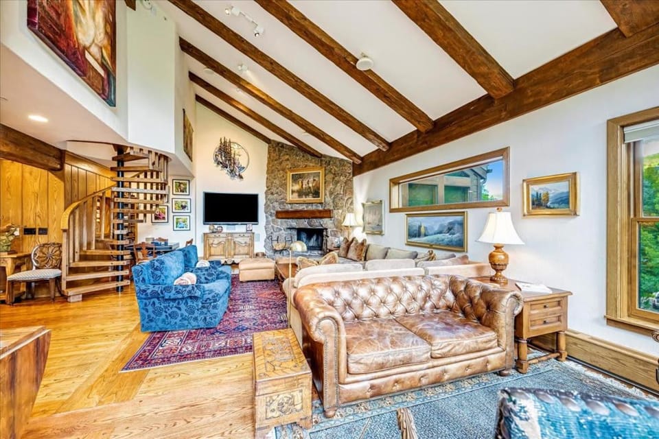 Ski-In Ski-Out Mountain Chalet w Panoramic Views House in Vail