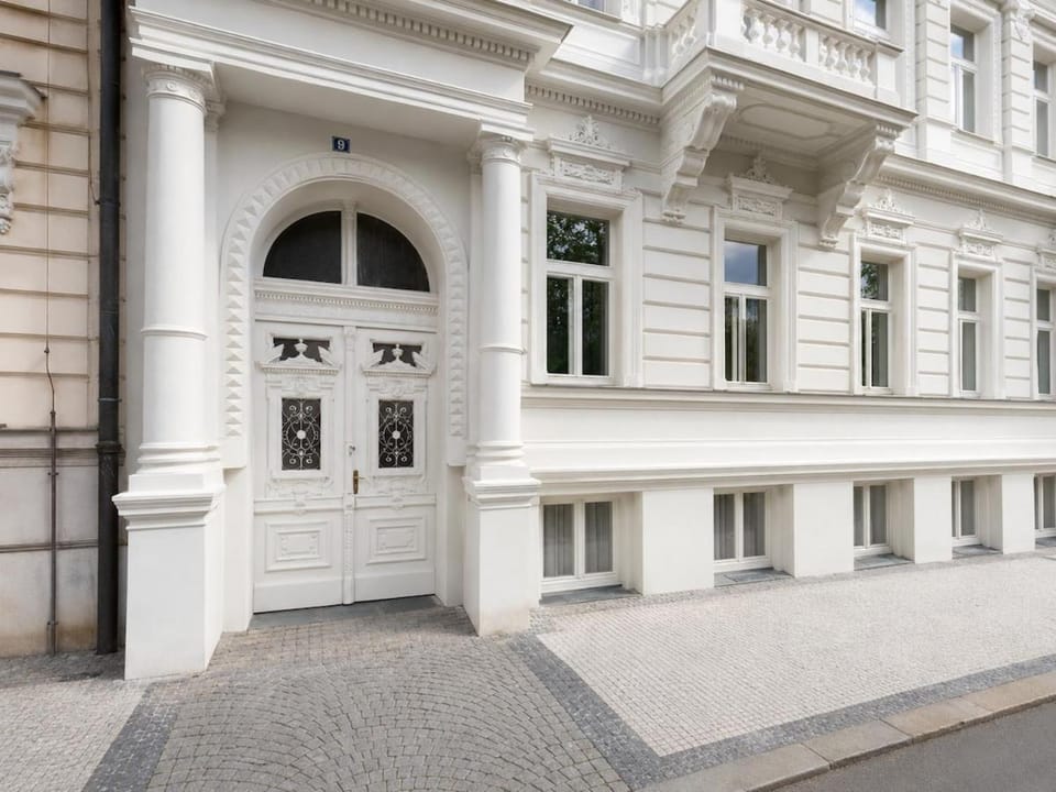Property building, Facade/entrance, Day