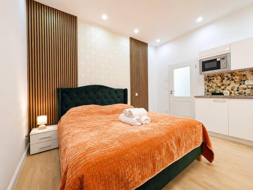 Bed, Kitchen or kitchenette, towels