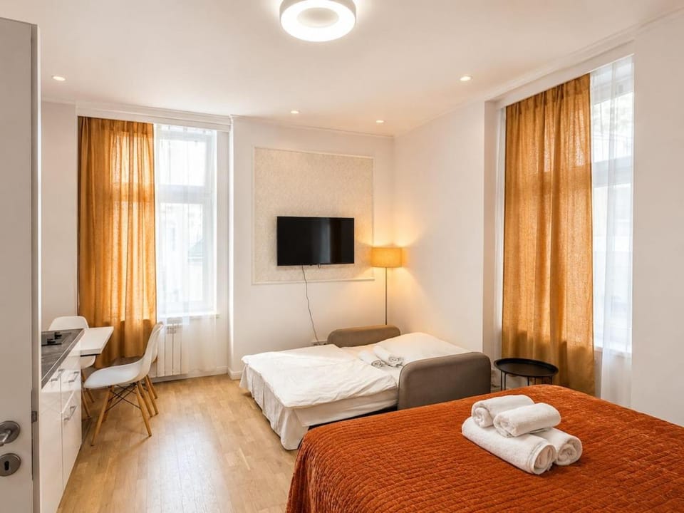 Bed, TV and multimedia, Photo of the whole room, Bedroom, towels
