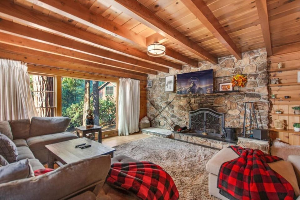Idyllwild Retreat - Fire Pit, Views, Game Room Villa in Idyllwild-Pine Cove