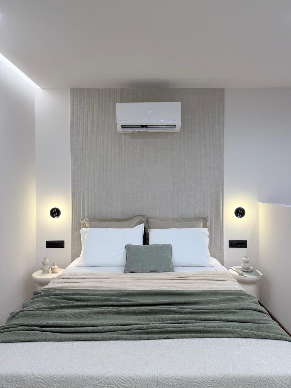 Bed, Photo of the whole room, Bedroom, towels, air conditioner