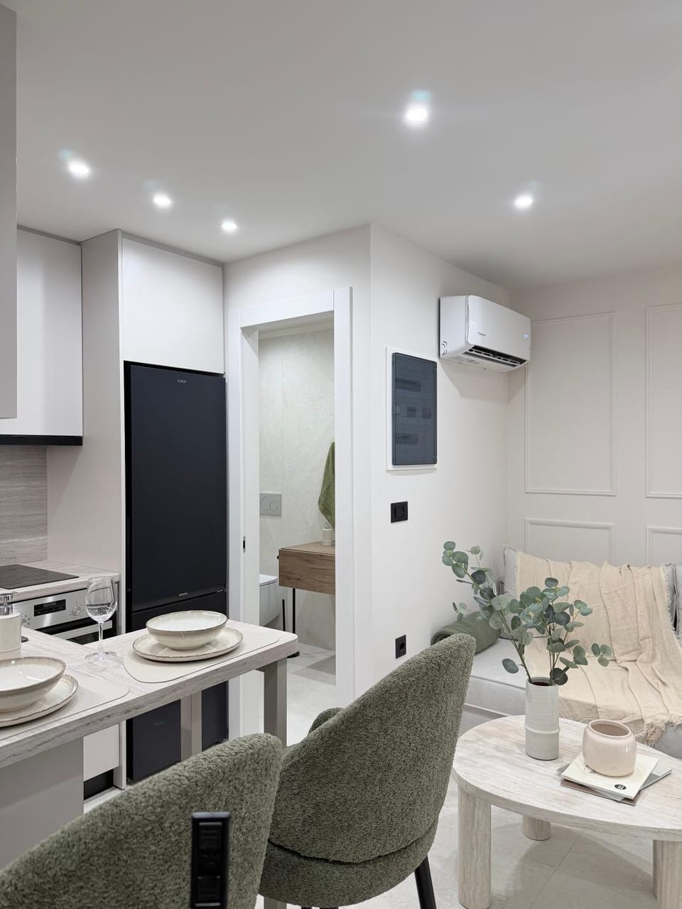 Kitchen or kitchenette, Living room, Seating area, Dining area, air conditioner