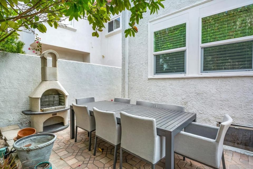 Cute Cottage Less Than Mile To The Beach Villa in Redondo Beach