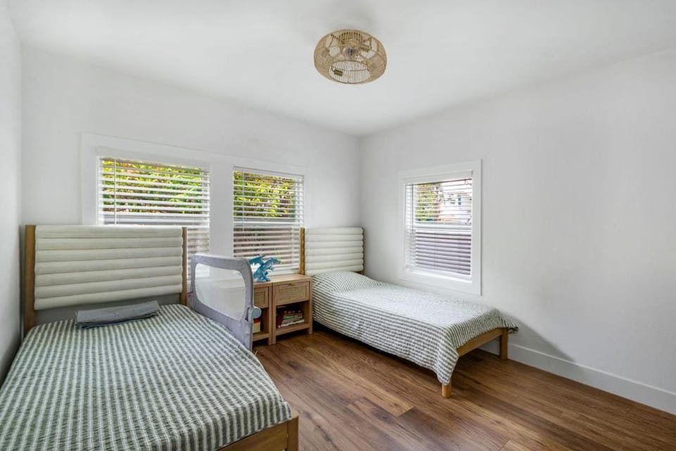 Cute Cottage Less Than Mile To The Beach Villa in Redondo Beach