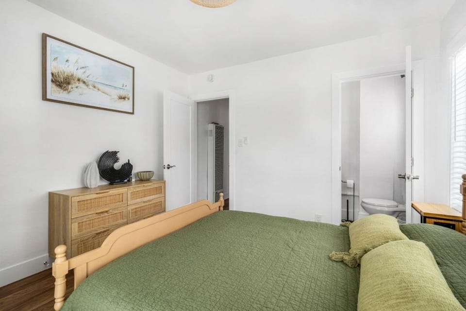 Cute Cottage Less Than Mile To The Beach Villa in Redondo Beach