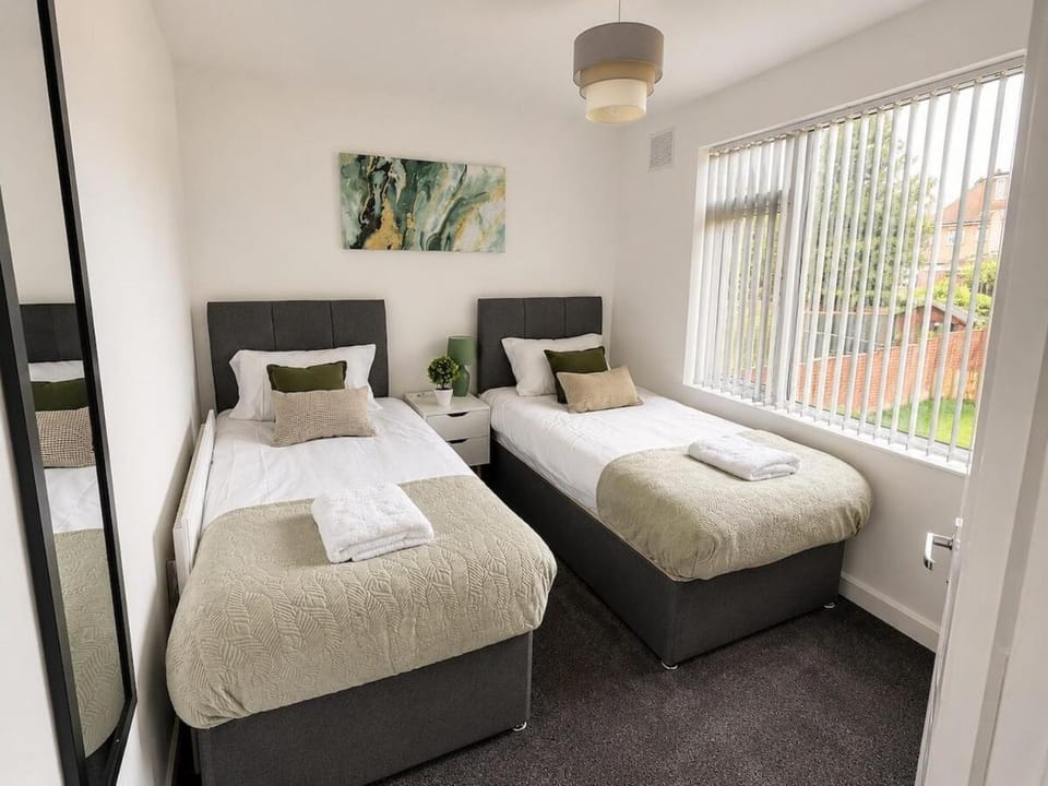 New 3BR House - Parking - Near CBS Arena - UHCW Apartment in Coventry