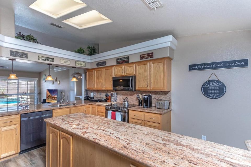 Havasu Tropics - Pool, Spa, Game Room, Sleeps 14 Villa in Lake Havasu City