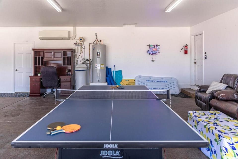 Havasu Tropics - Pool, Spa, Game Room, Sleeps 14 Villa in Lake Havasu City