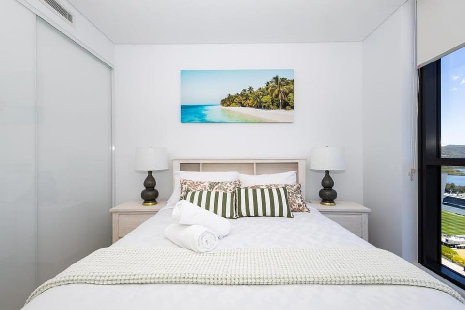 Bed, Natural landscape, TV and multimedia, Photo of the whole room, Bedroom, towels