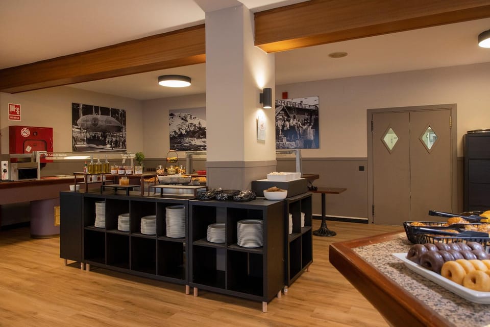 Restaurant/places to eat, Buffet breakfast