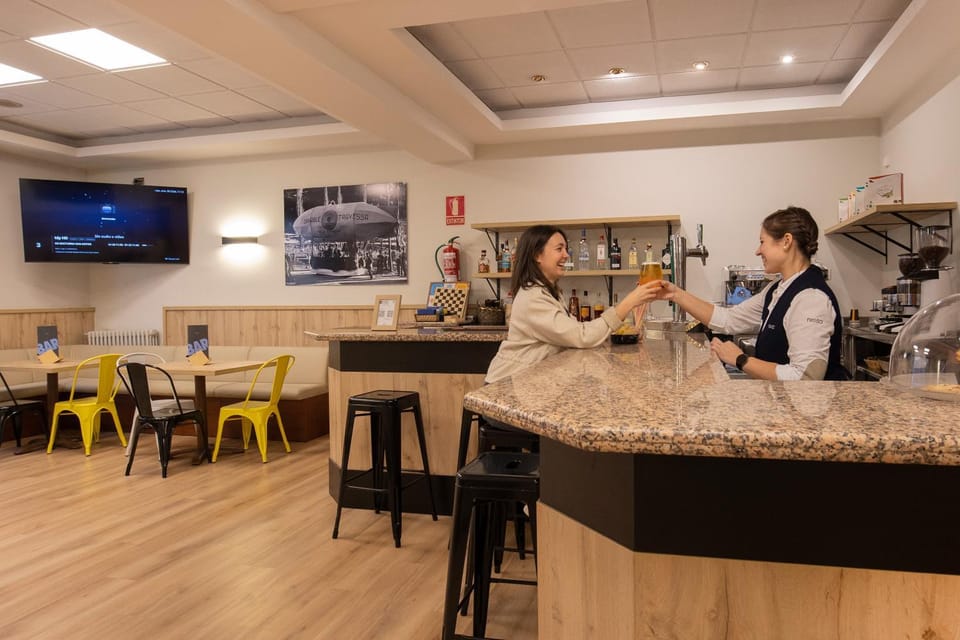 Restaurant/places to eat, Lounge or bar