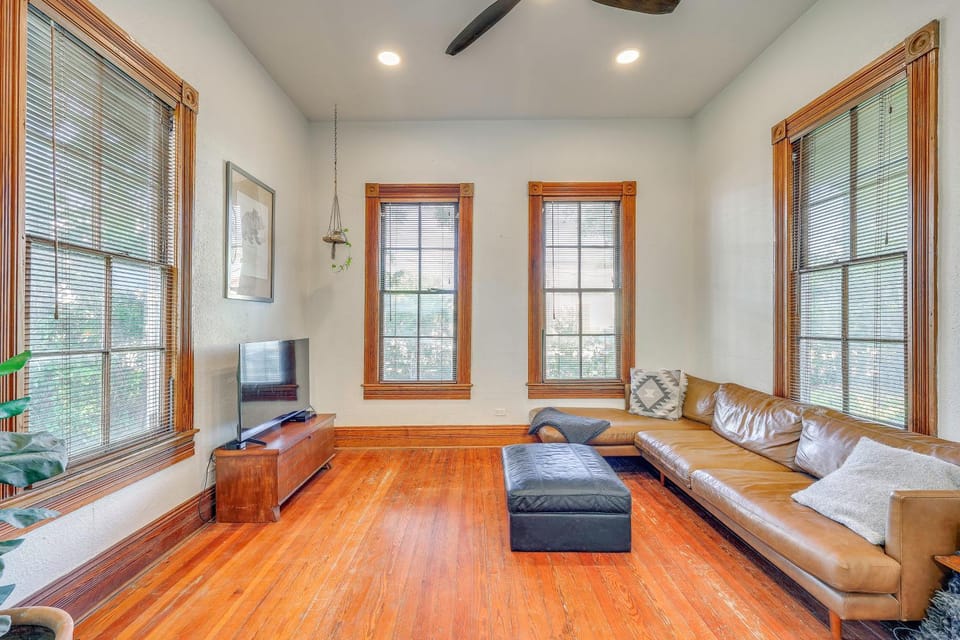 Walk to the Alamodome! Quirky Gem w/ Private Patio House in San Antonio