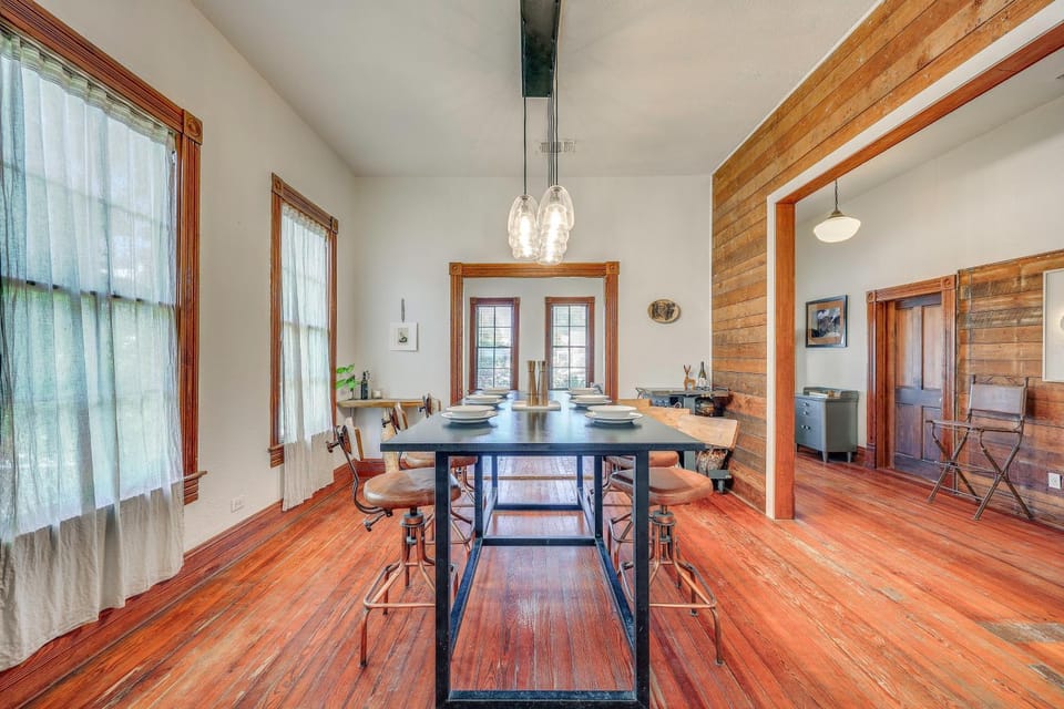 Walk to the Alamodome! Quirky Gem w/ Private Patio House in San Antonio