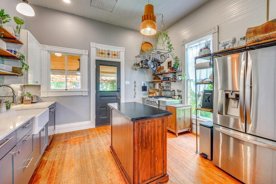 Walk to the Alamodome! Quirky Gem w/ Private Patio House in San Antonio