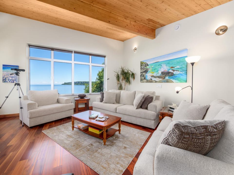 Emerald Waters Artists BNB Retreat Waterfront Bed and Breakfast in Lion's Head