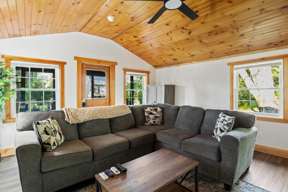 Lovely Ranch By the Lake House in Canandaigua Lake