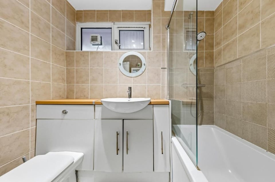 Modern 1-Bed Apartment with Garden Sleeps 5 Elephant and Castle Apartment in London Borough of Southwark