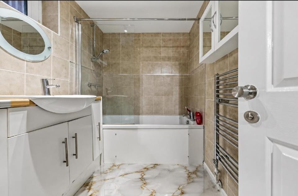 Modern 1-Bed Apartment with Garden Sleeps 5 Elephant and Castle Apartment in London Borough of Southwark