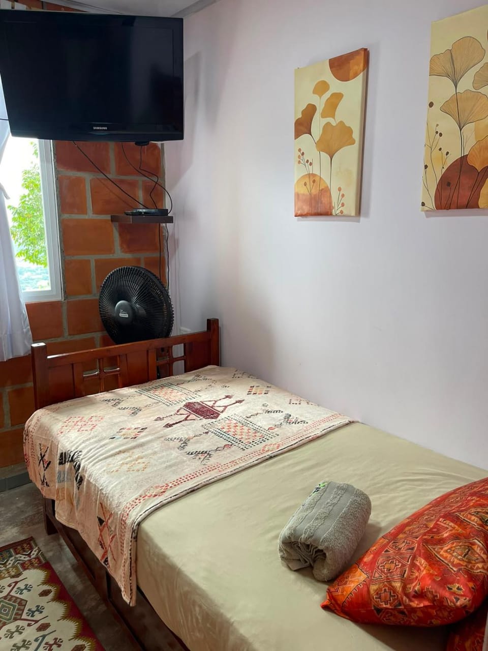 Bed, TV and multimedia, Bedroom