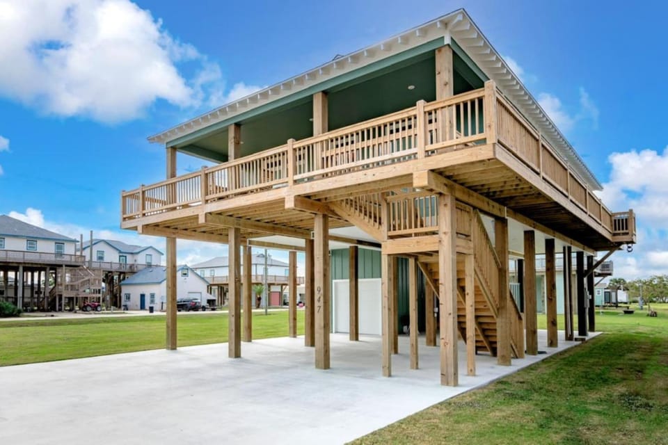 3 Bdr 3 Bth King Bed No Fees House in Bolivar Peninsula