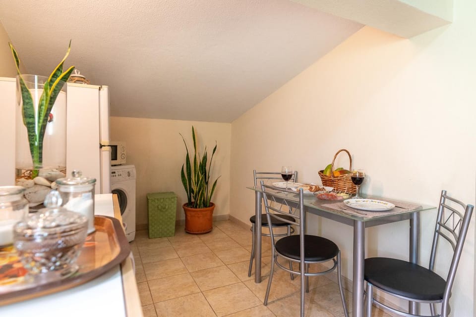 Coffee/tea facilities, Kitchen or kitchenette, Dining area