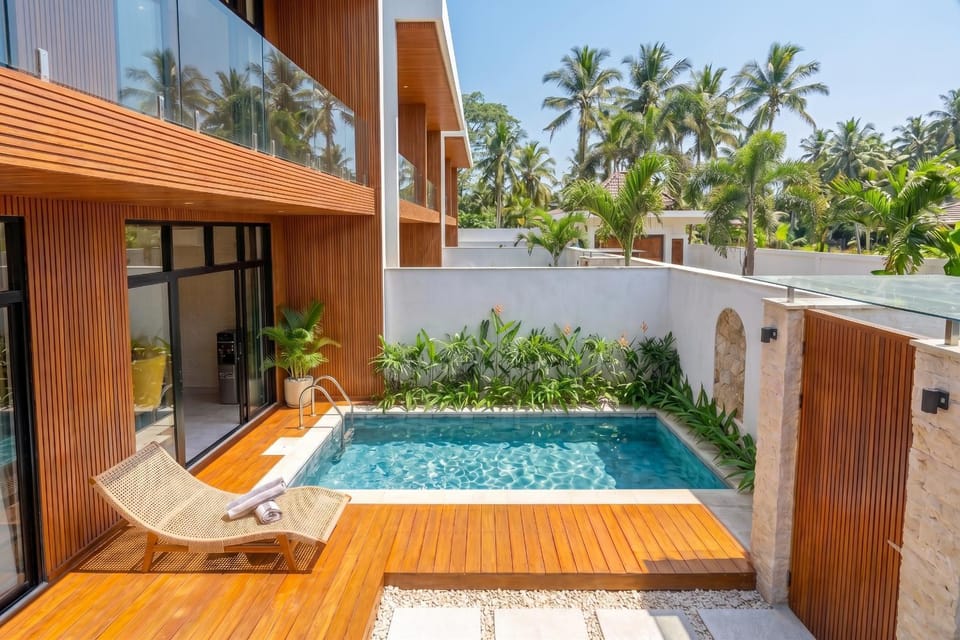 Property building, Patio, Swimming pool, Swimming pool, sunbed