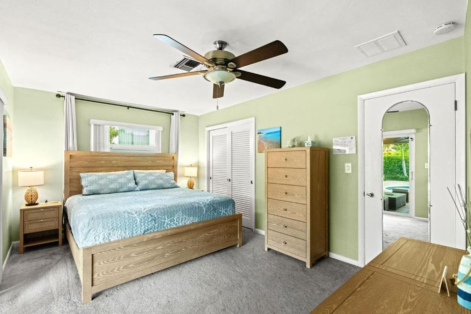 Spa, Pool, Fire Pit, Walk to the Beach! House in Riviera Beach