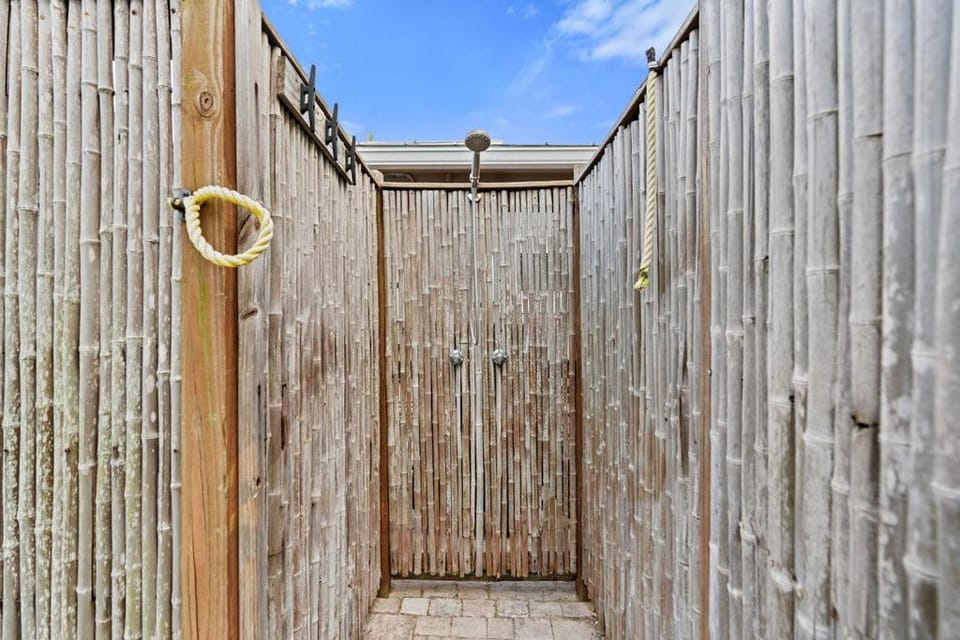 Spa, Pool, Fire Pit, Walk to the Beach! House in Riviera Beach