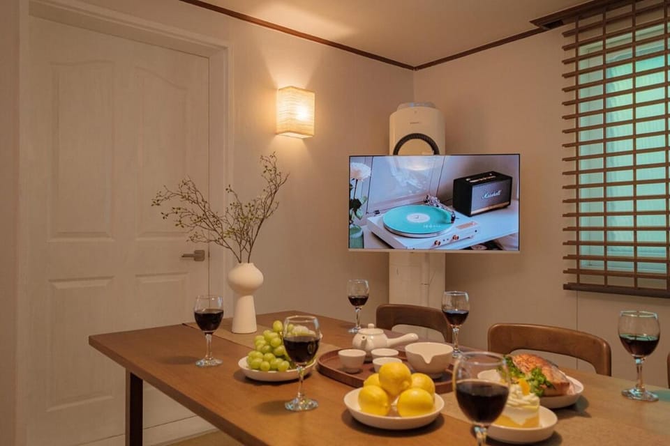 Entire Home, 3 Queen Beds, Easy Access to Gwangjang Market, DDP, Myeongdong Apartment in Seoul