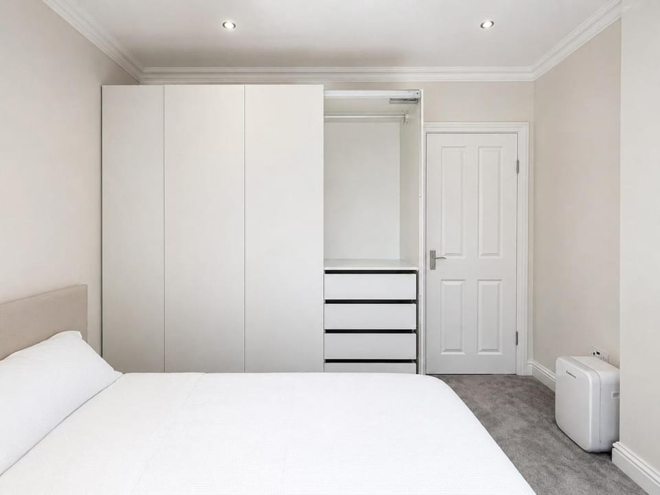 Bed, Photo of the whole room, Bedroom, wardrobe