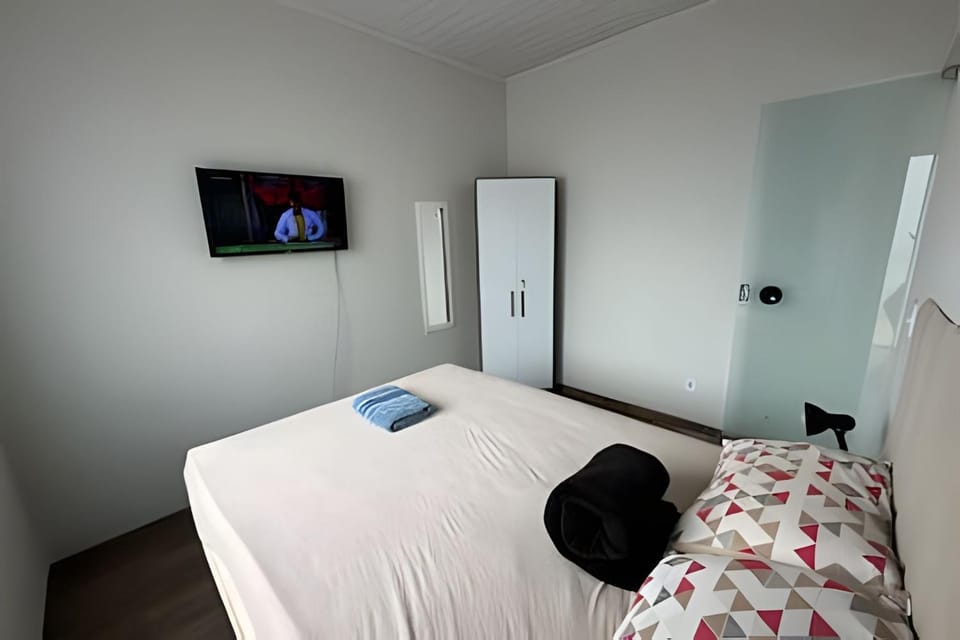 Bed, TV and multimedia, View (from property/room), Bedroom