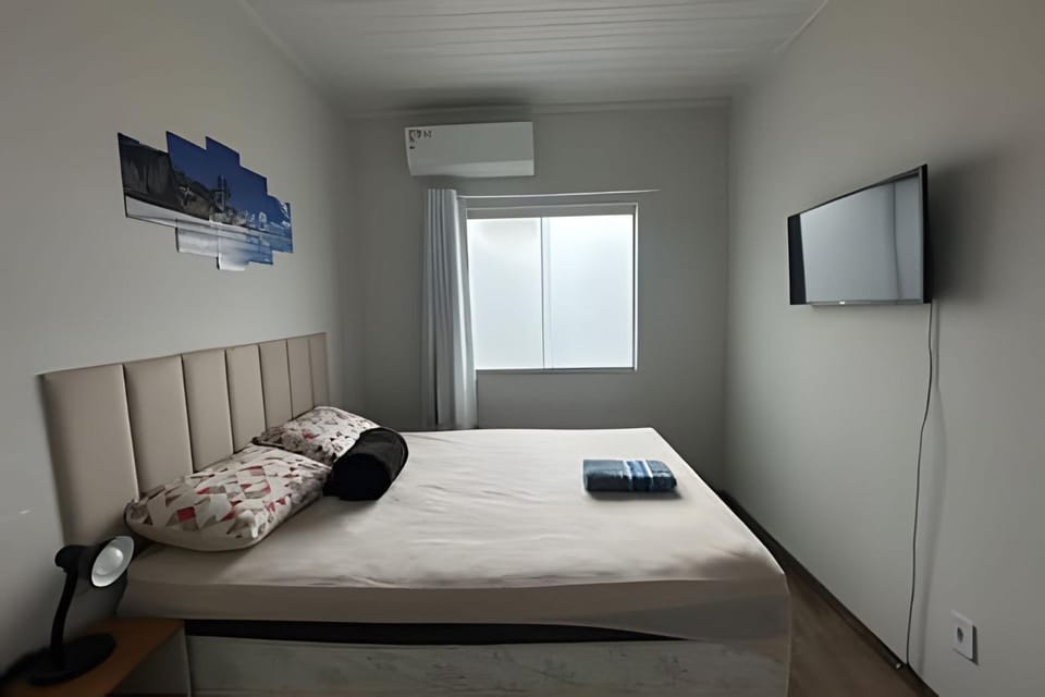 Bed, TV and multimedia, View (from property/room), Bedroom