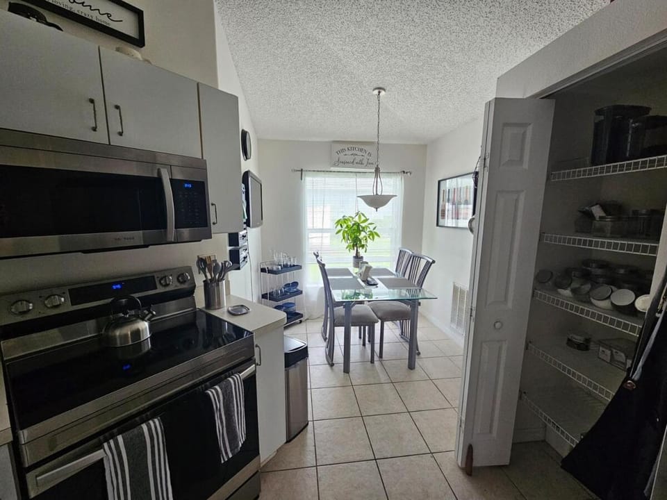 Beach, Shops & EV Charger House in Palm Coast