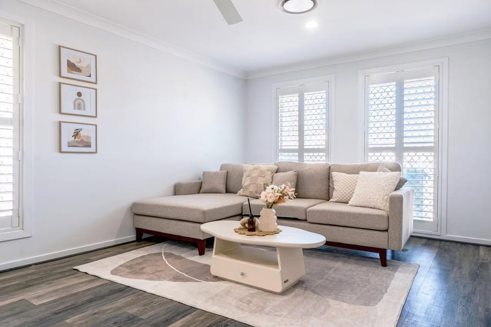 Theme Park Retreat - Sunlit Stillness by the Pool - Holiday Home House in Coomera