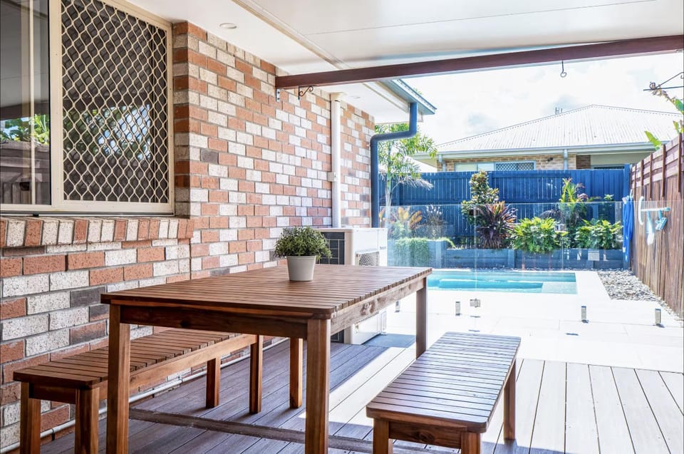 Theme Park Retreat - Sunlit Stillness by the Pool - Holiday Home House in Coomera