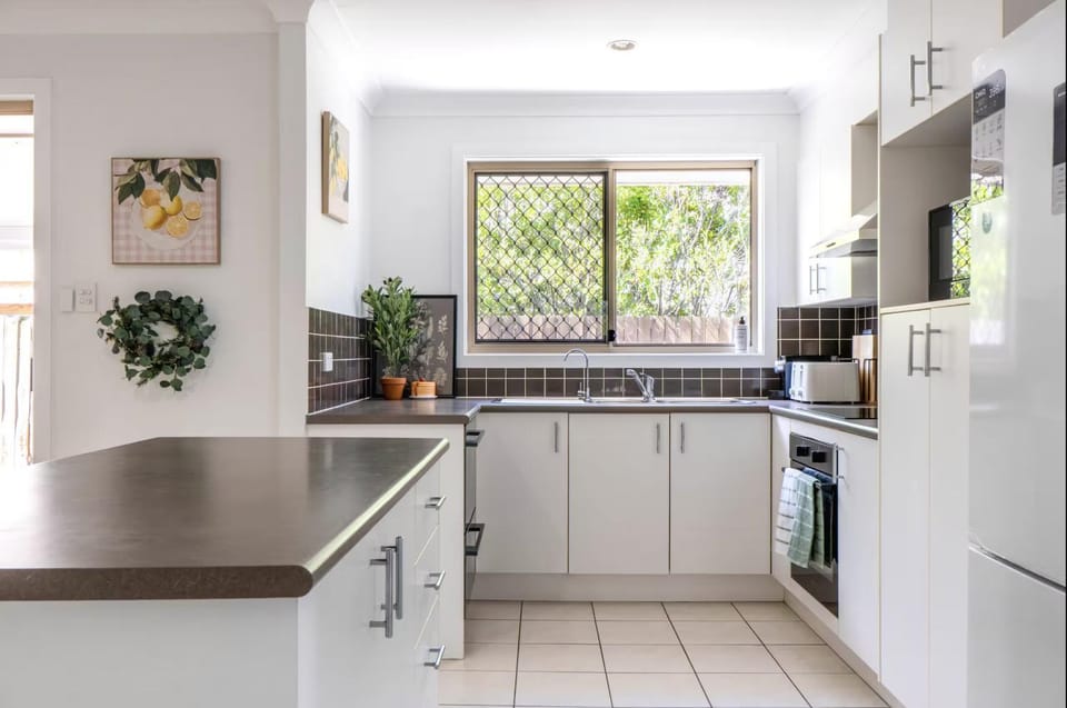 Theme Park Retreat - Sunlit Stillness by the Pool - Holiday Home House in Coomera