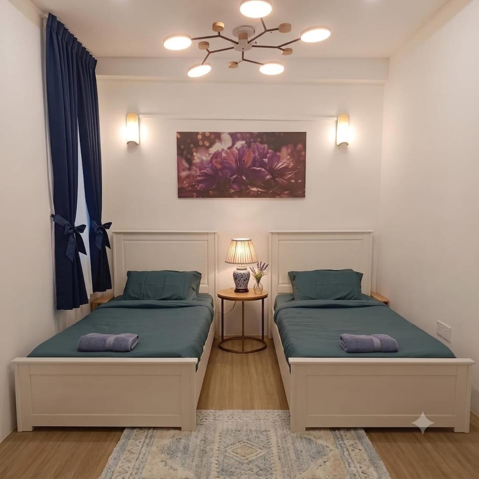 Bed, Living room, Photo of the whole room, Seating area, Bedroom