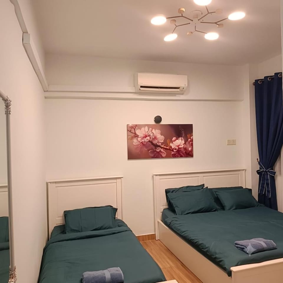 Bed, Photo of the whole room, Bedroom, fireplace, air conditioner