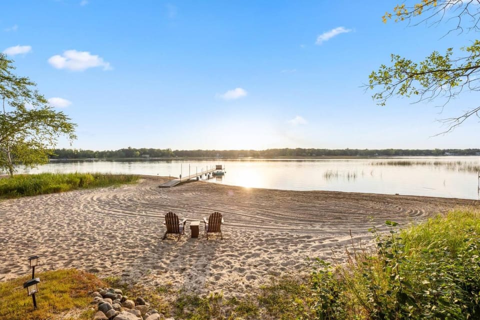 Lakefront Hot Tub Retreat w/ Mega Arcade House in Baxter