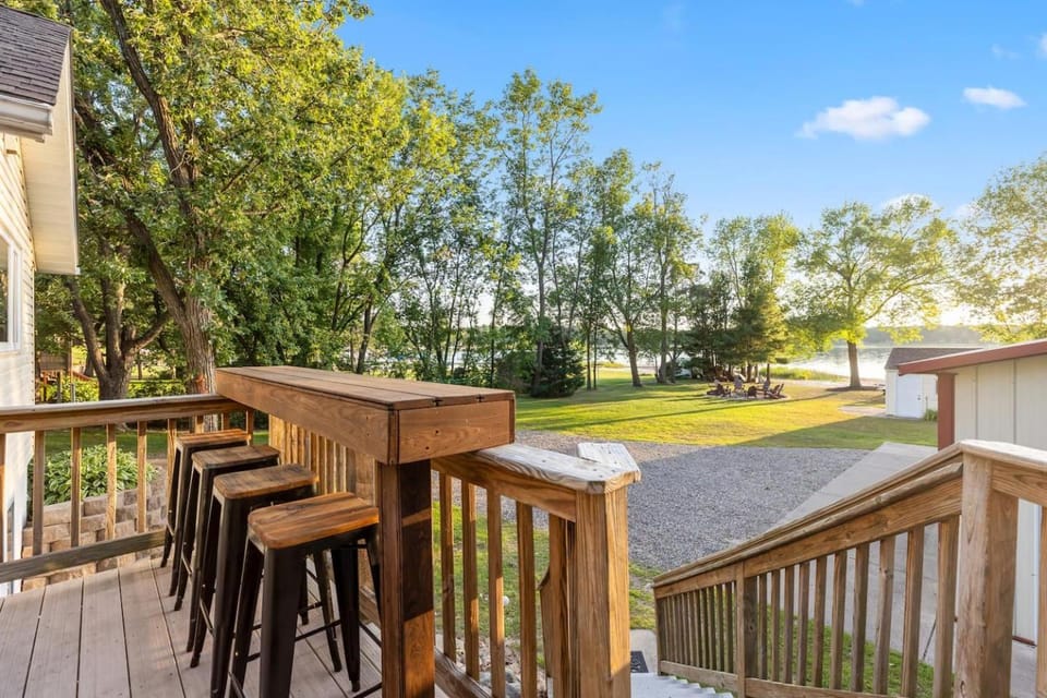 Lakefront Hot Tub Retreat w/ Mega Arcade House in Baxter