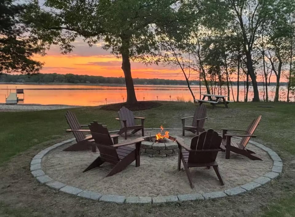 Lakefront Hot Tub Retreat w/ Mega Arcade House in Baxter