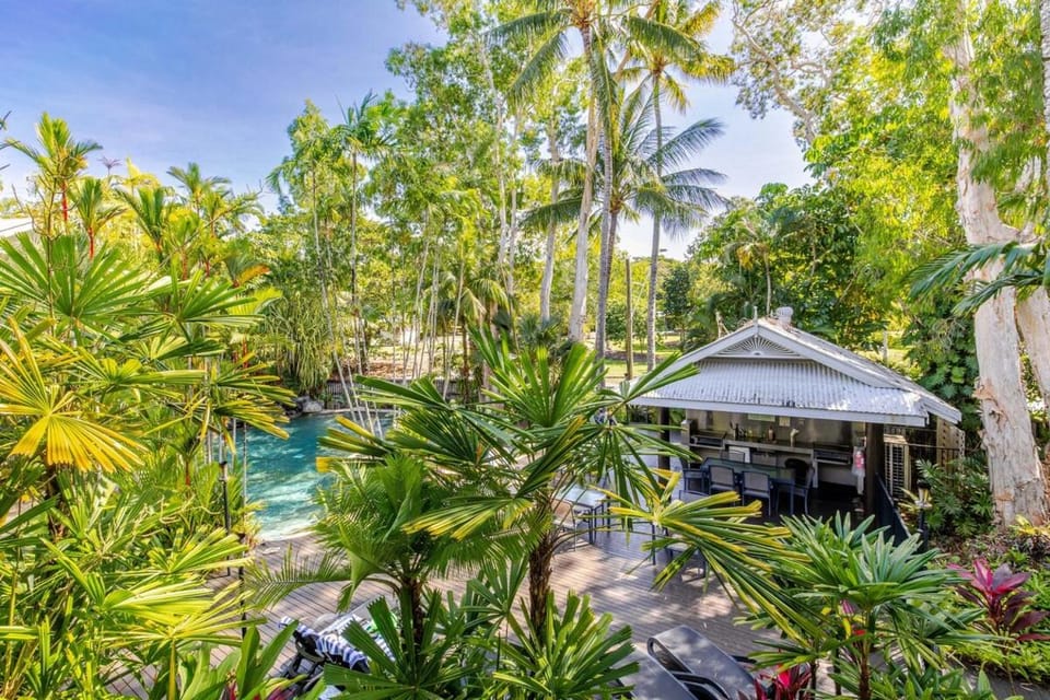 Apt 21 Retreat - Pool View, Walk to Town & Beach Apartment in Port Douglas