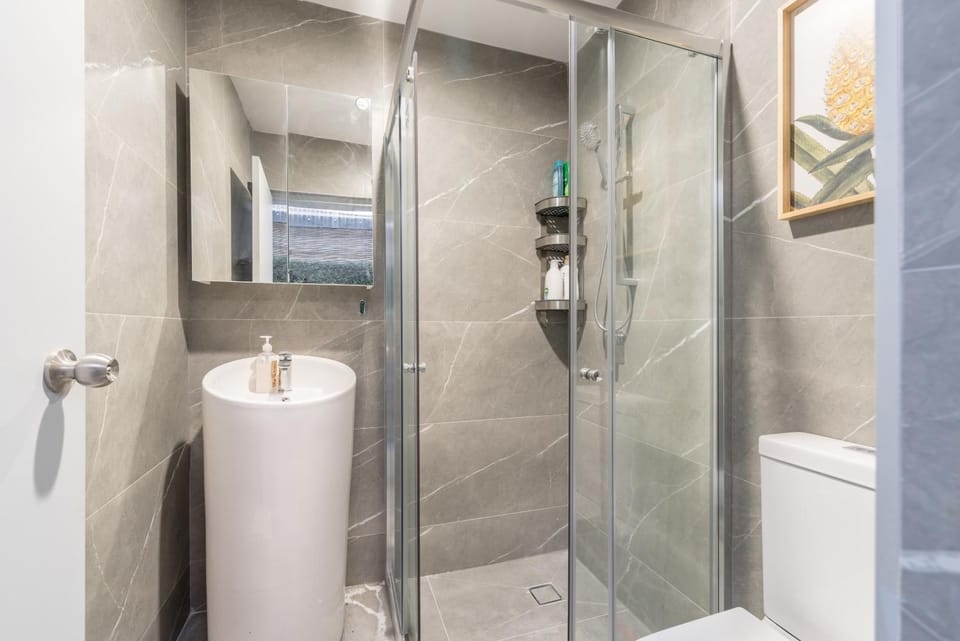 Chic Double Room - AC - Next to Central Station - Shared Bathroom Bed and Breakfast in Surry Hills