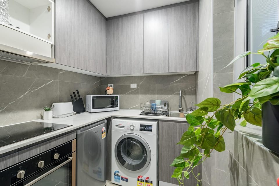 Chic Double Room - AC - Next to Central Station - Shared Bathroom Bed and Breakfast in Surry Hills