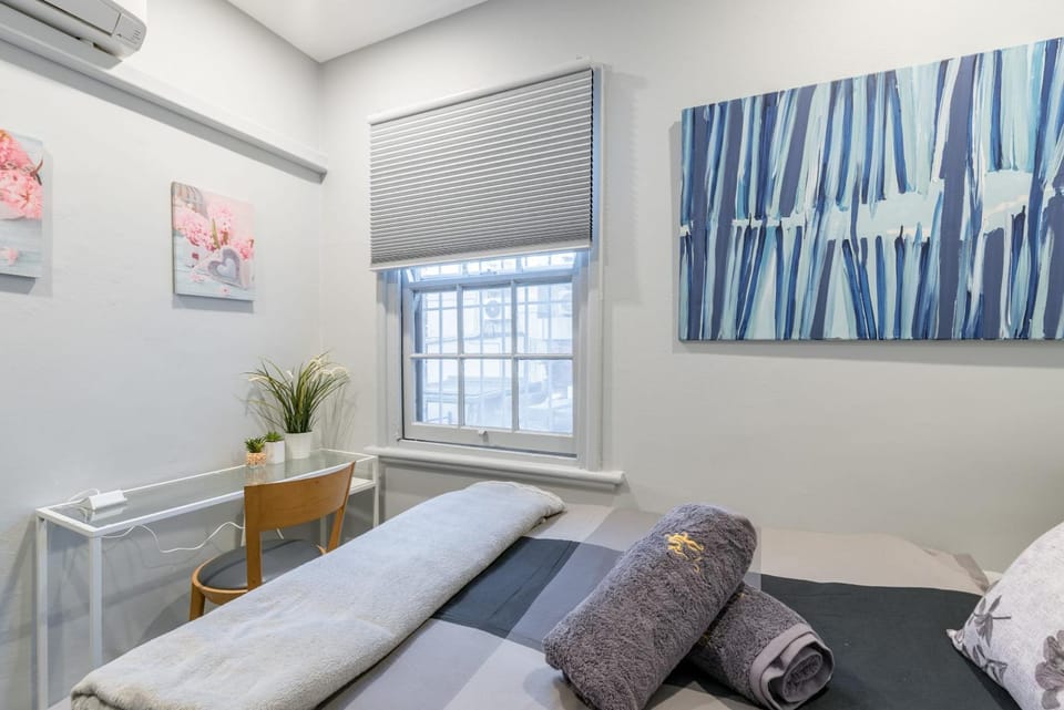 Chic Double Room - AC - Next to Central Station - Shared Bathroom Bed and Breakfast in Surry Hills
