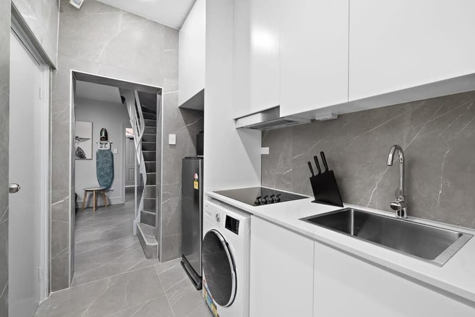 Modern Double Room with Air Conditioning - Central CBD Location near UTS USYD Darling Harbour ICC Sydney Chinatown and Highly Rated Restaurants - Shared Bathroom and Amenities Bed and Breakfast in Surry Hills