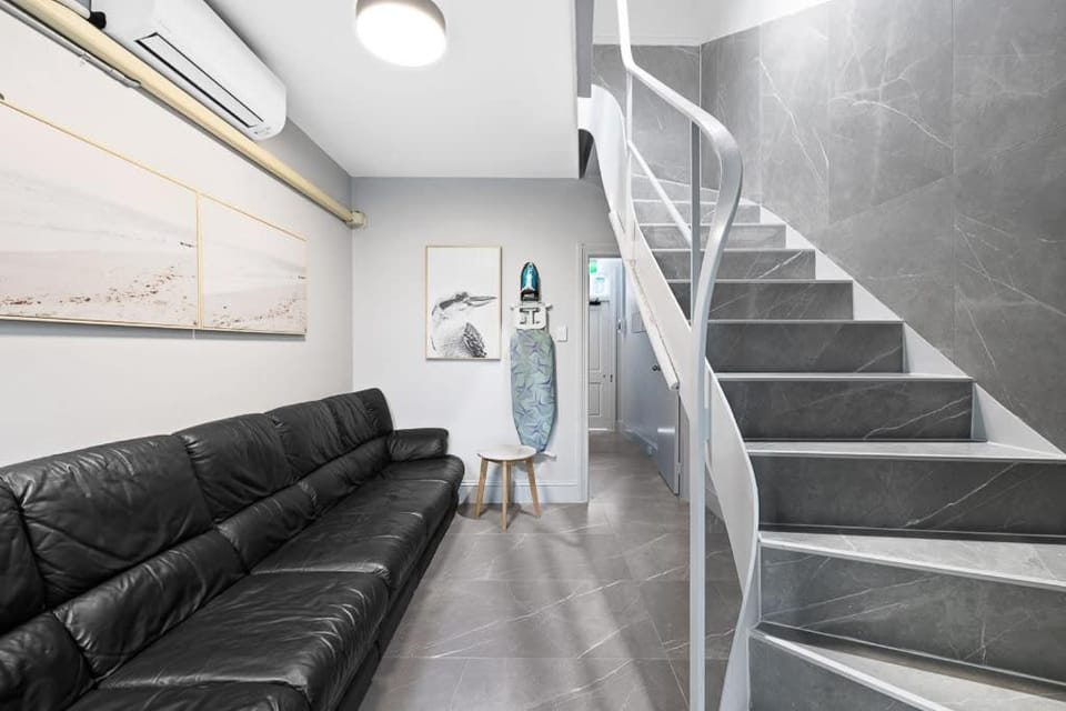 Modern Double Room with Air Conditioning - Central CBD Location near UTS USYD Darling Harbour ICC Sydney Chinatown and Highly Rated Restaurants - Shared Bathroom and Amenities Bed and Breakfast in Surry Hills